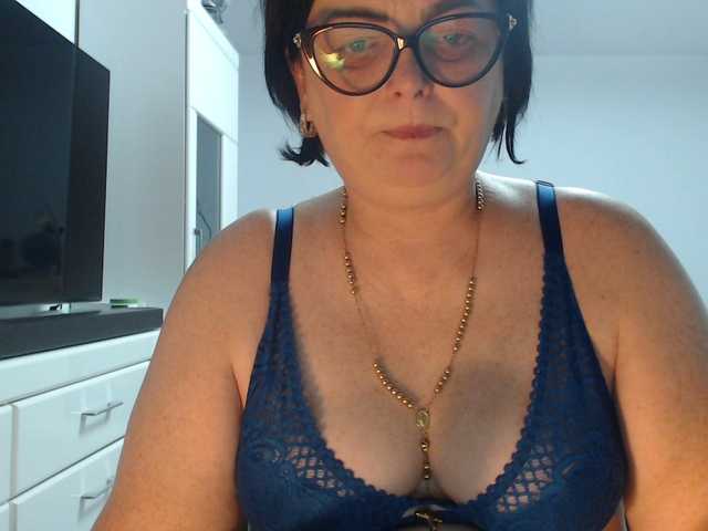 Emyllywhite live cam on BongaCams