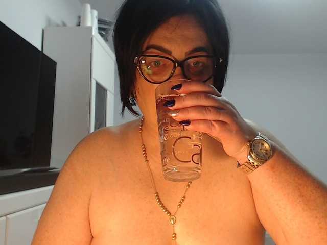 Emyllywhite live cam on BongaCams