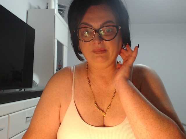 Emyllywhite live cam on BongaCams