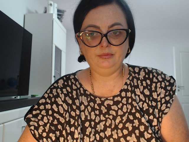 Emyllywhite live cam on BongaCams