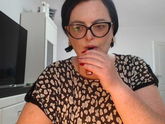 Emyllywhite live cam on BongaCams