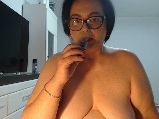Emyllywhite live cam on BongaCams
