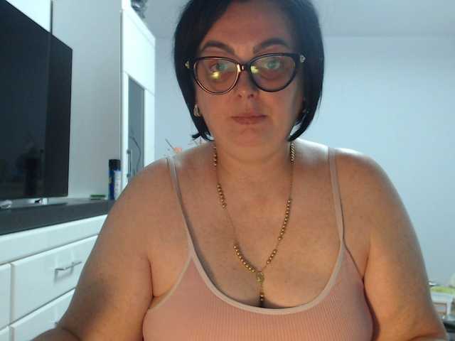 Emyllywhite live cam on BongaCams
