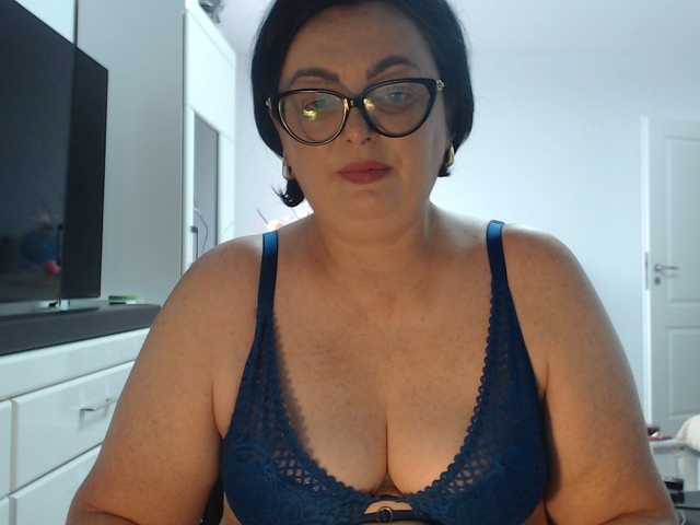 Emyllywhite live cam on BongaCams