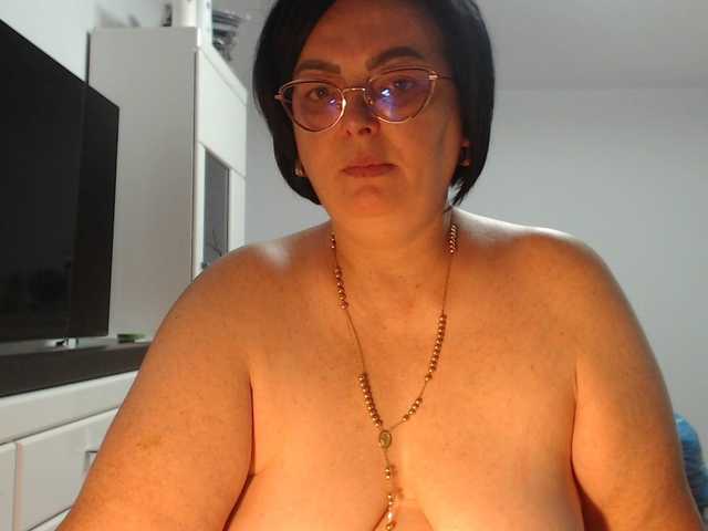 Emyllywhite live cam on BongaCams