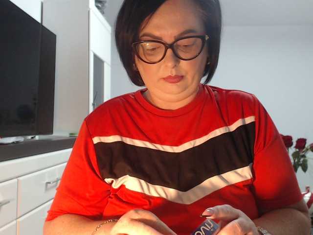Emyllywhite live cam on BongaCams