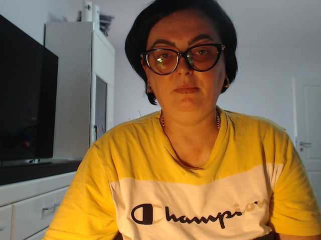 Emyllywhite live cam on BongaCams