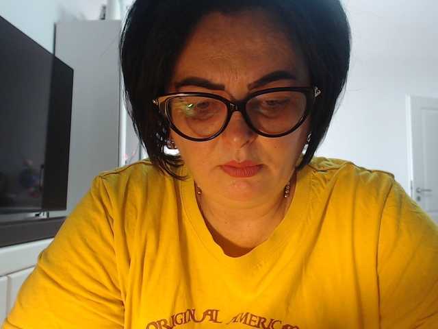 Emyllywhite live cam on BongaCams
