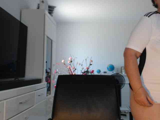 Emyllywhite Live Webcam on BongaCams