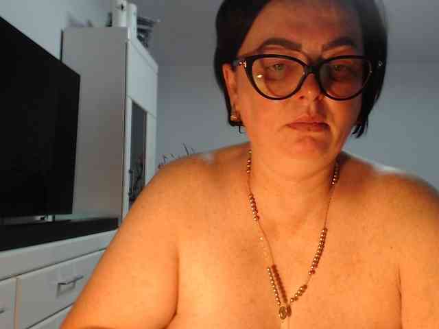 Emyllywhite Live Webcam on BongaCams