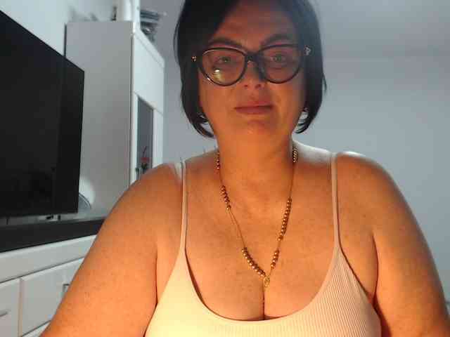 Emyllywhite webcam