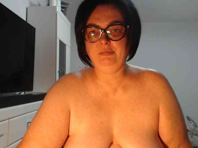 Emyllywhite webcam