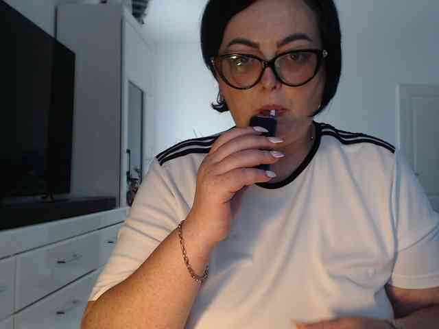 Emyllywhite Live Webcam on BongaCams
