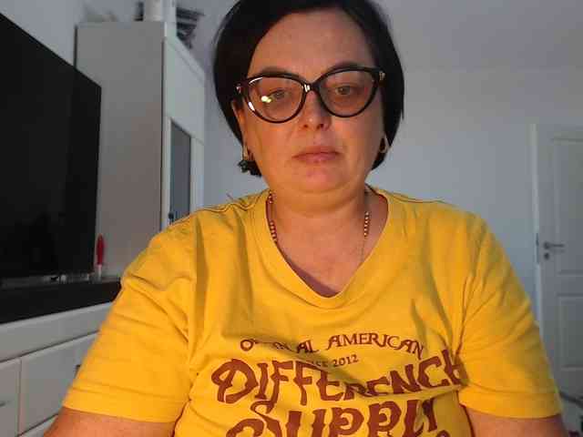 Emyllywhite webcam