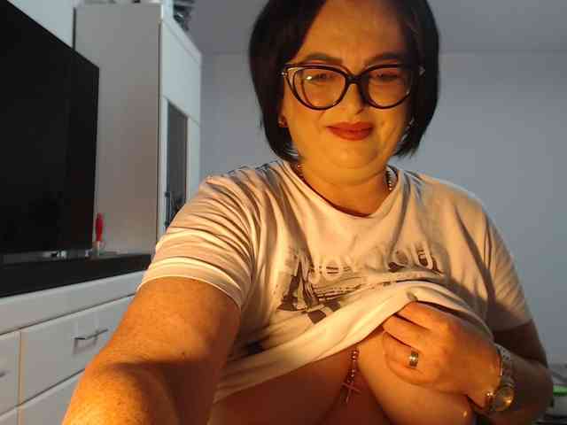 Emyllywhite webcam