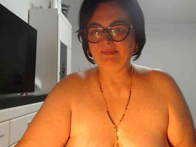 Emyllywhite webcam