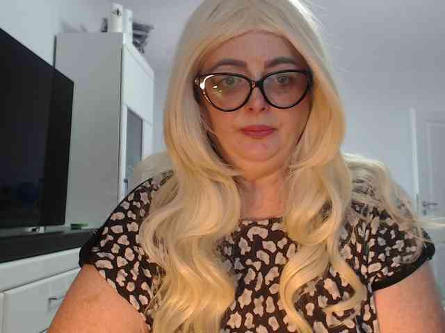 Emyllywhite webcam