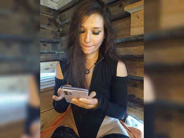 DariMneLubov webcam