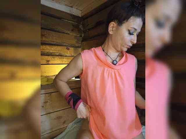 DariMneLubov webcam