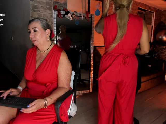 mature-younga live sex show