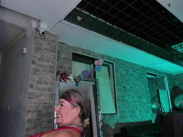 mature-younga webcam