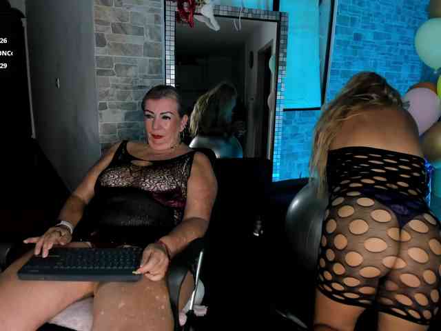 mature-younga webcam
