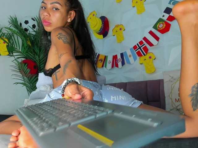 Hellen-Sky live cam on BongaCams