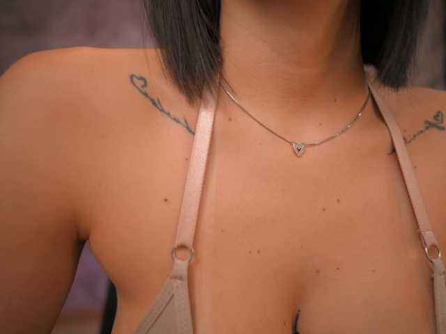 AmyWalker live cam on BongaCams