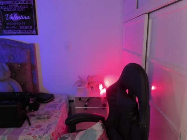 Laurahoot20 live cam on BongaCams