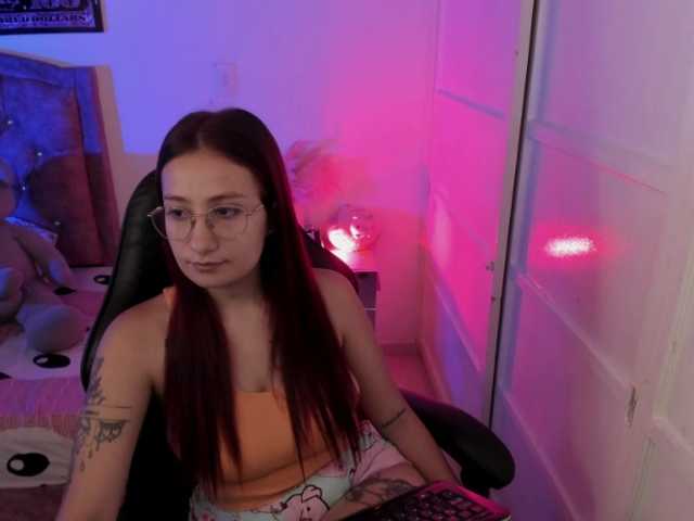 Laurahoot20 live cam on BongaCams