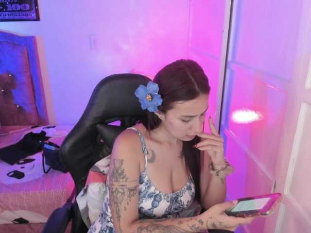 Laurahoot20 live cam preview