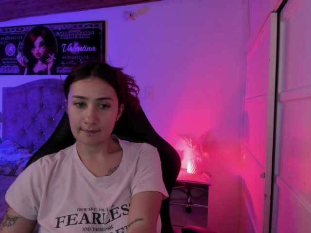 Laurahoot20 live cam on BongaCams