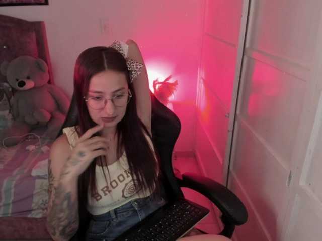 Laurahoot20 live cam on BongaCams