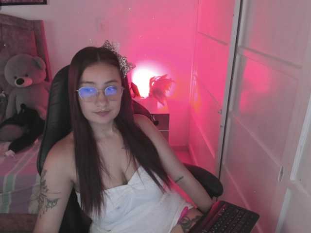 Laurahoot20 live cam on BongaCams