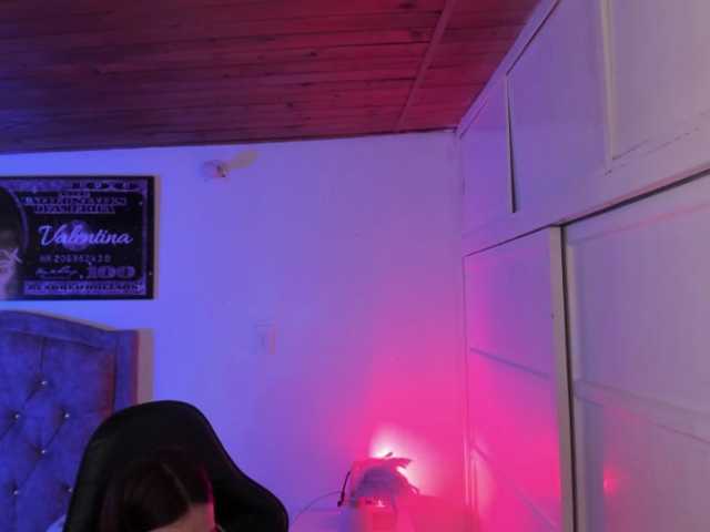 Laurahoot20 live cam on BongaCams