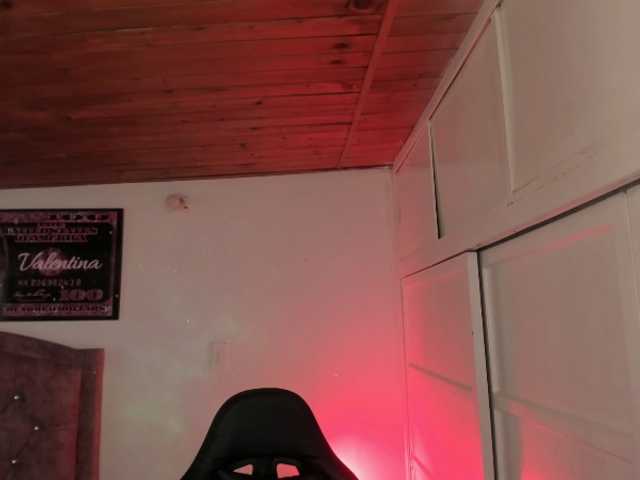 Laurahoot20 live cam on BongaCams