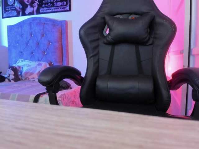 Laurahoot20 live cam on BongaCams
