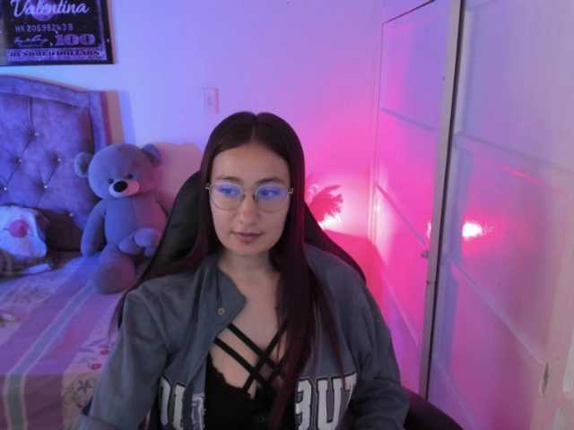 Laurahoot20 live cam on BongaCams