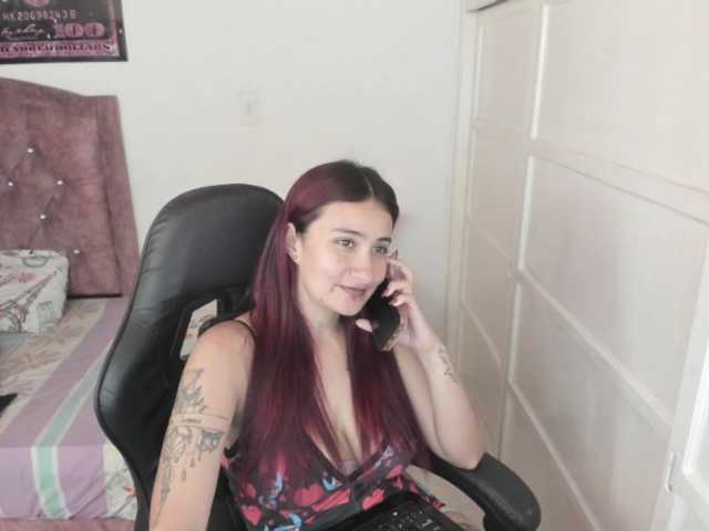 Laurahoot20 live cam on BongaCams