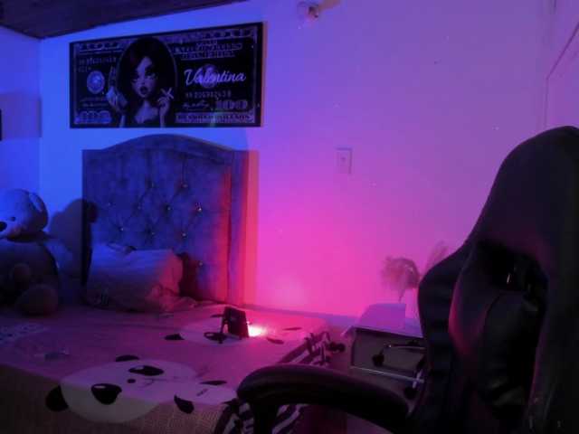 Laurahoot20 live cam on BongaCams