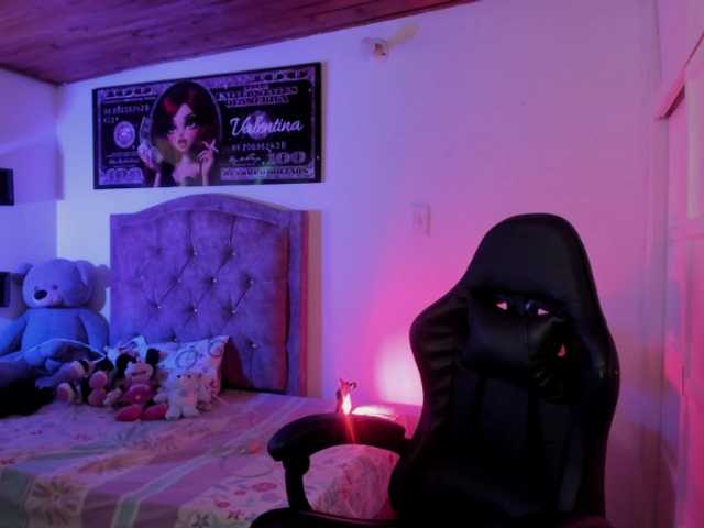 Laurahoot20 live cam on BongaCams