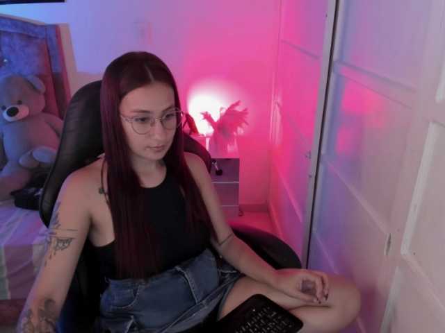 Laurahoot20 live cam on BongaCams