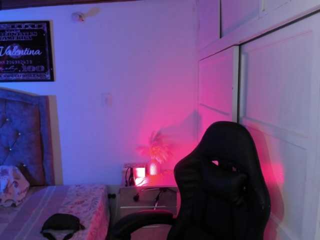 Laurahoot20 live cam on BongaCams