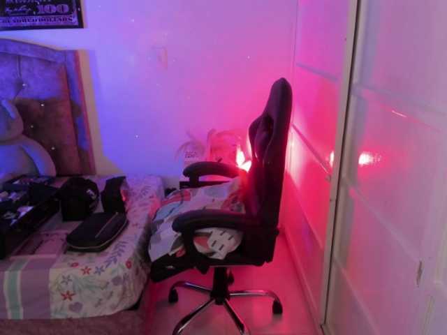 Laurahoot20 live cam on BongaCams