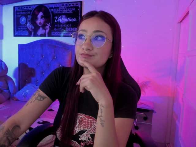 Laurahoot20 live cam on BongaCams