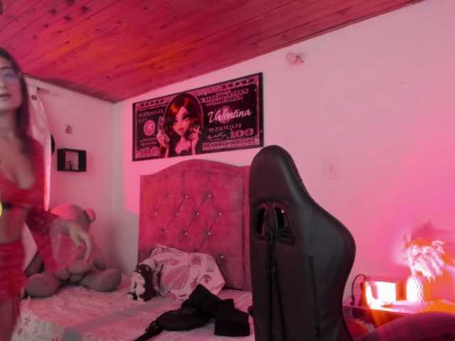 Laurahoot20 live cam on BongaCams