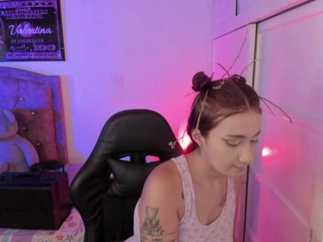 Laurahoot20 live cam on BongaCams