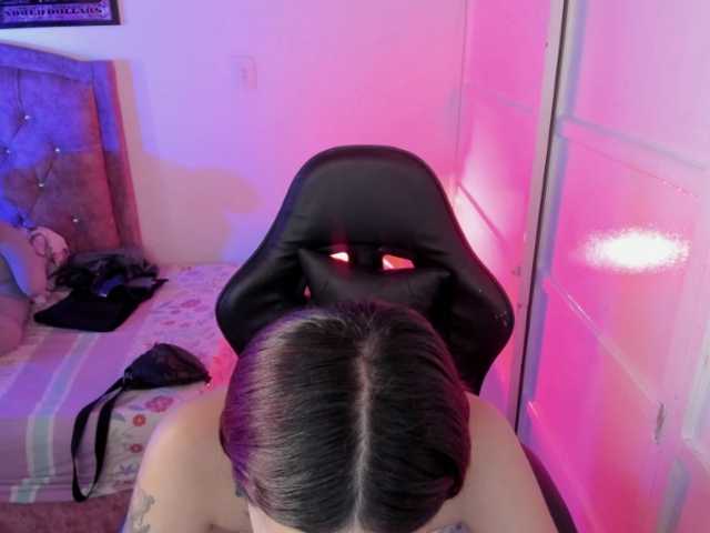 Laurahoot20 live cam on BongaCams