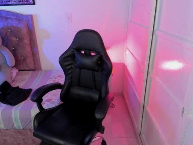 Laurahoot20 live cam on BongaCams