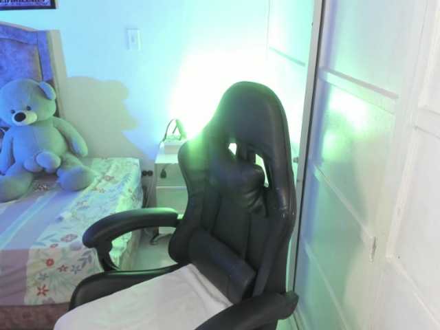 Laurahoot20 live cam on BongaCams